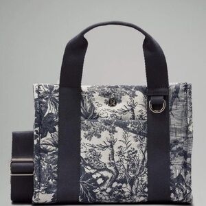 Lululemon RARE Mini Tote Print in Sketch Turtledove Navy/Obsidian 4.5L